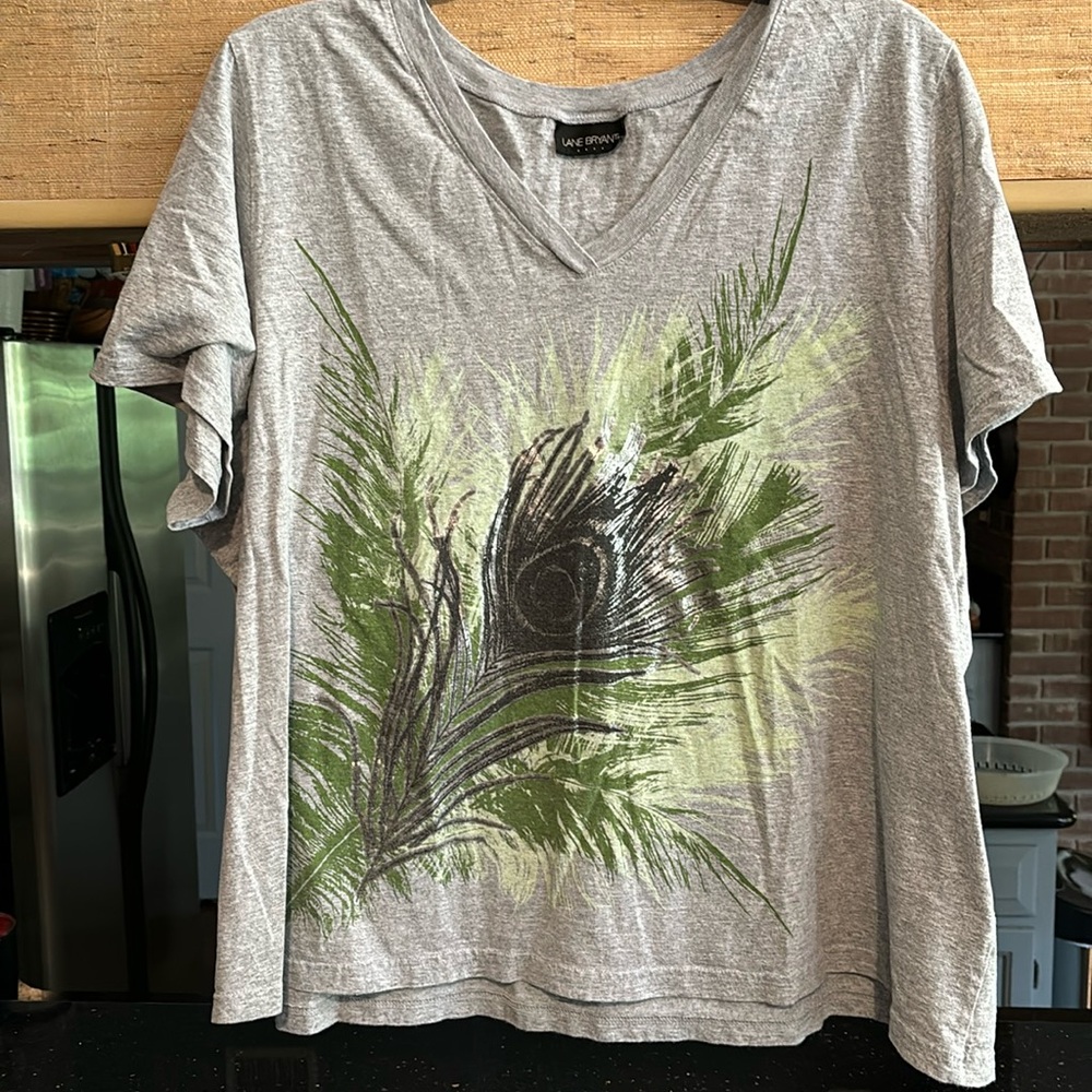 Lane Bryant gray short sleeve v neck tee with green ferns and peacock feather
